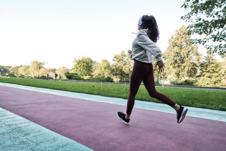 Téléchargez les photos : Gros plan de femme jogging dans le parc - en image libre de droit