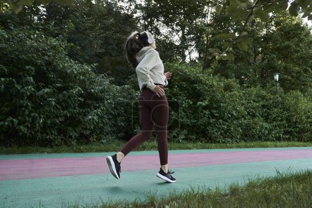 Foto de Amplio tiro de mujer corriendo en el parque - Imagen libre de derechos