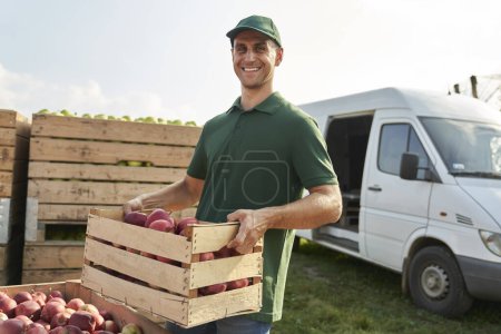 Porträt eines Außendienstmitarbeiters im Apfelgarten