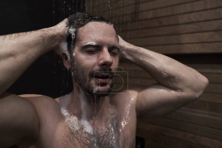 Foto de Caucásico hombre tomando ducha en casa - Imagen libre de derechos