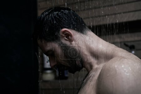 Téléchargez les photos : Nostalgique homme ayant une douche - en image libre de droit