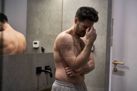 Foto de Hombre con dolor de senos nasales en el baño - Imagen libre de derechos