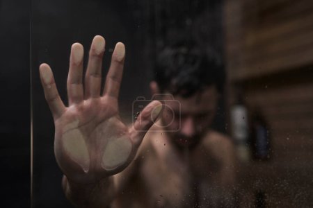 Téléchargez les photos : Mains humaines sur verre de douche - en image libre de droit