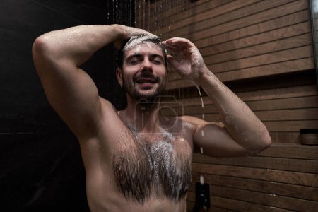 Téléchargez les photos : Homme caucasien prendre douche à la maison - en image libre de droit