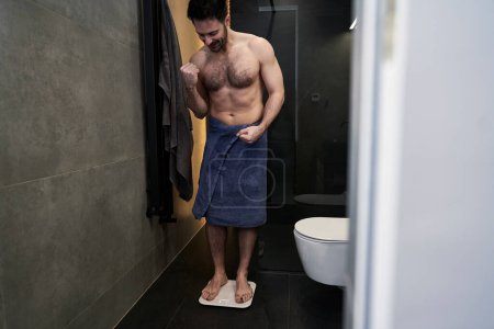 Téléchargez les photos : Satisfait homme utilisant échelle de salle de bains - en image libre de droit