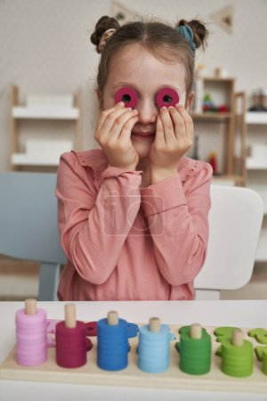 Téléchargez les photos : Petite fille s'amuser avec des jouets Montessori - en image libre de droit