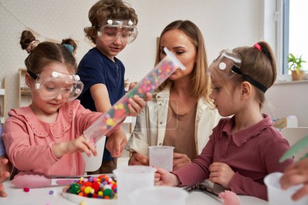 Téléchargez les photos : Enfants dans des lunettes de laboratoire ayant des exercices sensoriels - en image libre de droit