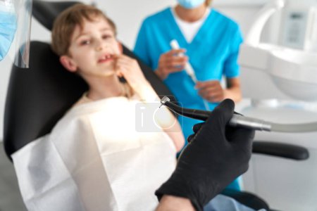Téléchargez les photos : Enfant en visite au cabinet du dentiste - en image libre de droit