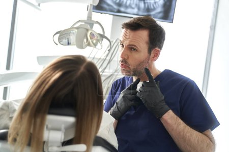 Foto de Dentista dando información al paciente - Imagen libre de derechos