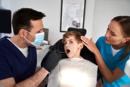 Foto de Pequeño chico teniendo visita en el consultorio del dentista - Imagen libre de derechos
