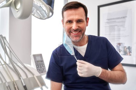 Foto de Retrato del dentista masculino en el consultorio del dentista - Imagen libre de derechos