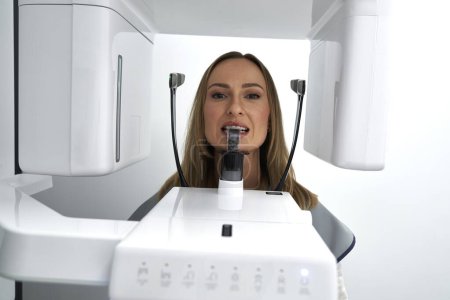 Paciente femenina que tiene una radiografía digital panorámica