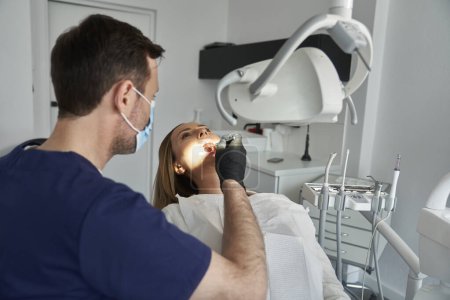 Foto de Mujer teniendo visita al dentista - Imagen libre de derechos