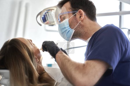 Foto de Perforación del dentista en los dientes del paciente - Imagen libre de derechos