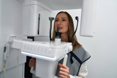 Dentista tomando una radiografía digital panorámica de los dientes de un paciente