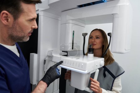 Dentista tomando una radiografía digital panorámica de los dientes de un paciente
