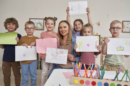 Foto de Grupo de niños mostrando sus dibujos de arte - Imagen libre de derechos