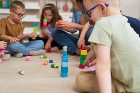 Foto de Niños usando bloqueo de juguete para ejercicios sensoriales - Imagen libre de derechos