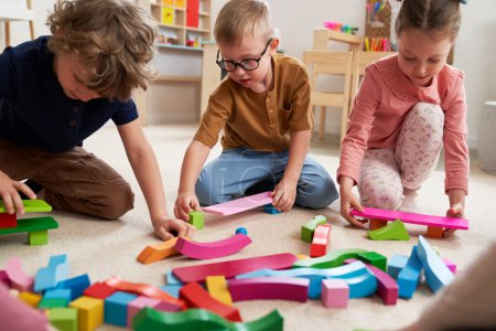 Foto de Niños jugando con bloques de juguetes en el jardín de infantes - Imagen libre de derechos