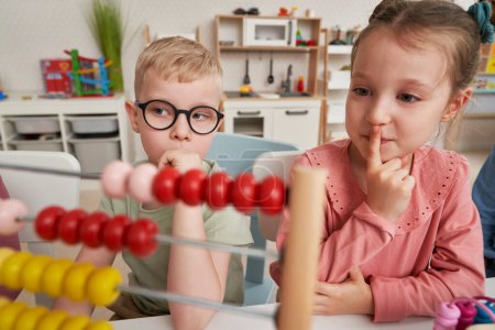 Téléchargez les photos : Enfants d'âge préscolaire utilisant abacus pour compter - en image libre de droit
