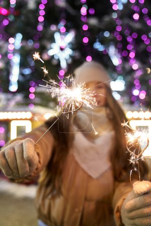 Foto de Mujer caucásica con bengalas durante la fiesta de Año Nuevo al aire libre - Imagen libre de derechos