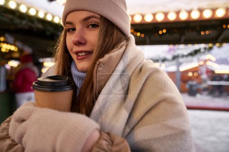 Téléchargez les photos : Portrait de jeune femme sur le marché de Noël - en image libre de droit