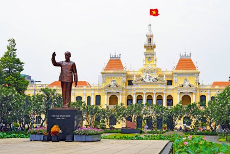 Téléchargez les photos : Statue de Ho Chi Minh devant l'hôtel de ville de Ho Chi Minh Ville (Saigon) - en image libre de droit