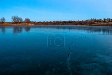 Foto de Lago de invierno con hielo y nieve - Imagen libre de derechos