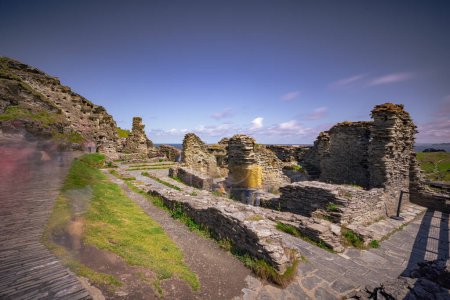 Téléchargez les photos : Tintagel - 30 mai 2022 : La légendaire ville antique de Tintagel en Cornouailles, Angleterre. - en image libre de droit