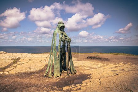 Foto de Tintagel - 30 de mayo de 2022: Estatua del legendario rey Arturo en la antigua ciudad de Tintagel en Cornwall, Inglaterra. - Imagen libre de derechos