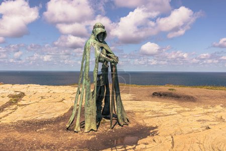 Foto de Tintagel - 30 de mayo de 2022: Estatua del legendario rey Arturo en la antigua ciudad de Tintagel en Cornwall, Inglaterra. - Imagen libre de derechos