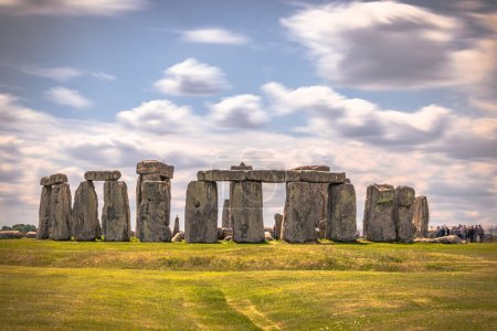Foto de Stonehenge - 02 de junio de 2022: Antiguas ruinas del sitio druida de Stonehenge en la llanura de Salisbury, Inglaterra. - Imagen libre de derechos