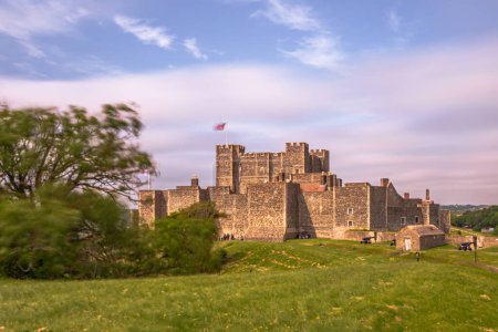 Dover - 04 de junio de 2022: El poderoso castillo de Dover en Kent, Inglaterra.