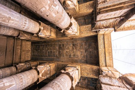 Foto de Dendera, Egypt -  November 17, 2021: Majestic columns inside the great ancient Egyptian temple of Dendera at Dendera, Egypt - Imagen libre de derechos