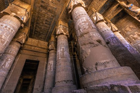 Foto de Dendera, Egypt -  November 17, 2021: Majestic columns inside the great ancient Egyptian temple of Dendera at Dendera, Egypt - Imagen libre de derechos