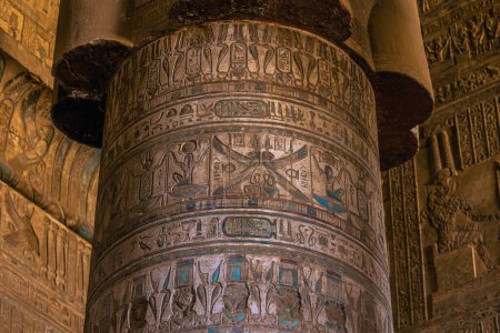 Foto de Dendera, Egypt -  November 17, 2021: Inside the great ancient Egyptian temple of Dendera at Dendera, Egypt - Imagen libre de derechos