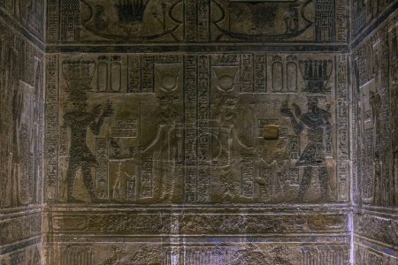 Foto de Dendera, Egypt -  November 17, 2021: Carving details inside the great ancient Egyptian temple of Dendera at Dendera, Egypt - Imagen libre de derechos