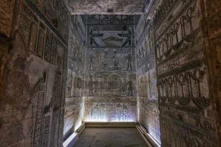 Téléchargez les photos : Dendera, Egypt -  November 17, 2021: Carving details inside the great ancient Egyptian temple of Dendera at Dendera, Egypt - en image libre de droit