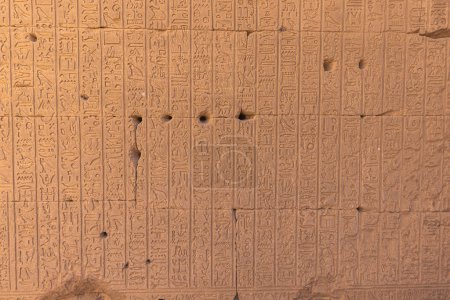 Foto de Dendera, Egypt -  November 17, 2021: Carving details inside the great ancient Egyptian temple of Dendera at Dendera, Egypt - Imagen libre de derechos