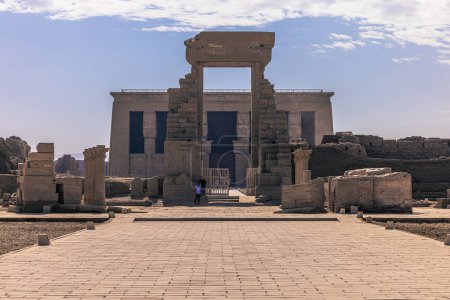 Téléchargez les photos : Dendera, Egypt -  November 17, 2021: The great ancient Egyptian temple of Dendera at Dendera, Egypt - en image libre de droit