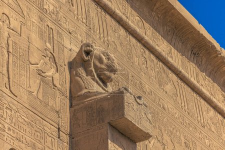 Foto de Dendera, Egypt -  November 17, 2021: The great ancient Egyptian temple of Dendera at Dendera, Egypt - Imagen libre de derechos