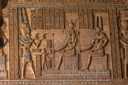 Téléchargez les photos : Dendera, Egypt -  November 17, 2021: Carving details inside the great ancient Egyptian temple of Dendera at Dendera, Egypt - en image libre de droit