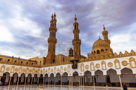 Foto de Cairo, Egypt -  November 21, 2021: Inside the islamic mosque of Al-Azhar in Cairo, Egypt - Imagen libre de derechos