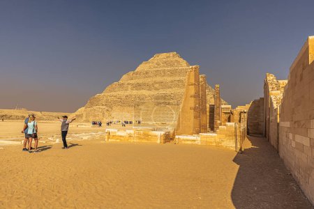 Foto de Saqqara, Egypt -  November 14, 2021: Pyramid of ancient Egyptian Pharaoh Djoser in Saqqara, Egypt - Imagen libre de derechos