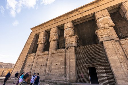 Foto de Dendera, Egypt -  November 17, 2021: The great ancient Egyptian temple of Dendera at Dendera, Egypt - Imagen libre de derechos