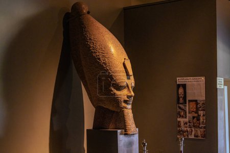 Téléchargez les photos : Luxor, Egypt -  November 19, 2021: Ancient Egyptian Statue in the Luxor Museum in Luxor, Egypt - en image libre de droit