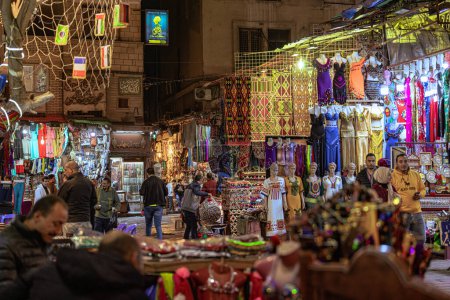 Téléchargez les photos : Cairo, Egypt -  November 21, 2021: Shops and souks in the grand Bazaar of Khan el-Khalili in Cairo, Egypt - en image libre de droit