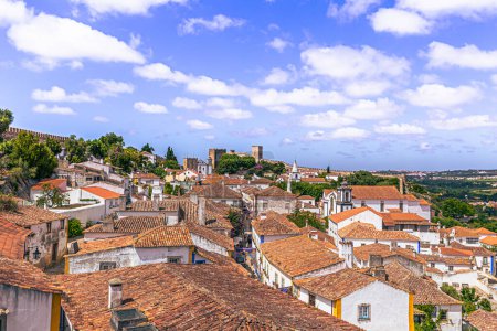 Téléchargez les photos : Obidos - June 29, 2021: Street view of the medieval town of bidos, Portugal - en image libre de droit