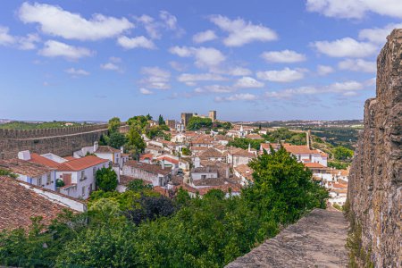 Téléchargez les photos : Obidos - June 29, 2021: Street view of the medieval town of bidos, Portugal - en image libre de droit