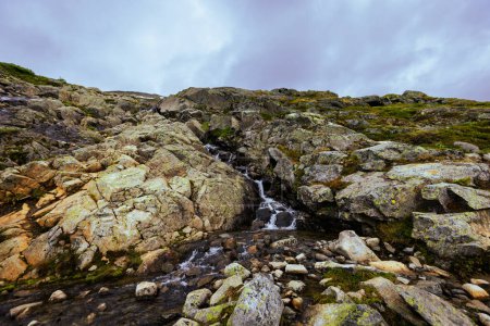 Téléchargez les photos : Galdhopiggen, Norvège - 3 juillet 2023 : Le paysage montagneux de la randonnée jusqu'au sommet de Galdhopiggen Dans le parc national de Jotunheimen, Norvège - en image libre de droit